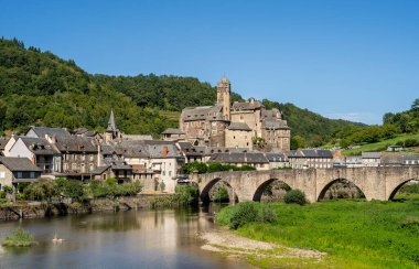 Estaing, Fransa - 2 Ağustos 2024: Yazın tarihi köy, HDR Image