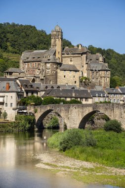 Estaing, Fransa - 2 Ağustos 2024: Yazın tarihi köy, HDR Image