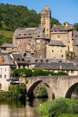 Estaing, Fransa - 2 Ağustos 2024: Yazın tarihi köy, HDR Image
