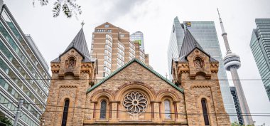 Toronto, Kanada - 2 Temmuz 2024: Bulutlu havada şehir merkezi