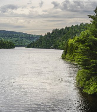 Quebec, Kanada 'daki Mauricie Ulusal Parkı' nın manzarası