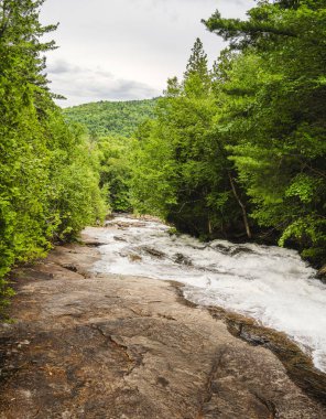 Quebec, Kanada 'daki Mauricie Ulusal Parkı' nın manzarası