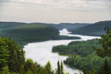 Quebec, Kanada 'daki Mauricie Ulusal Parkı' nın manzarası
