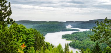 Quebec, Kanada 'daki Mauricie Ulusal Parkı' nın manzarası