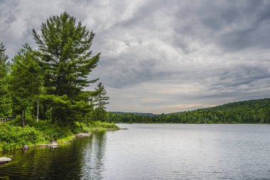 Quebec, Kanada 'daki Mauricie Ulusal Parkı' nın manzarası
