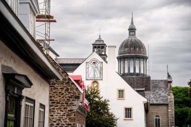 Trois Rivieres, Quebec, Kanada - 3 Temmuz 2024: Bulutlu havada tarihi şehir merkezi