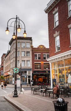 Trois Rivieres, Quebec, Kanada - 3 Temmuz 2024: Bulutlu havada tarihi şehir merkezi