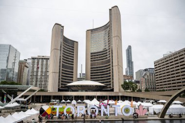 Toronto, Kanada - 2 Temmuz 2024: Bulutlu havada şehir merkezi