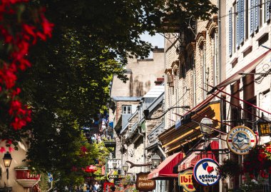 Quebec Şehri, Kanada - 3 Temmuz 2024: Güneşli havada tarihi kent merkezi, HDR Görüntü