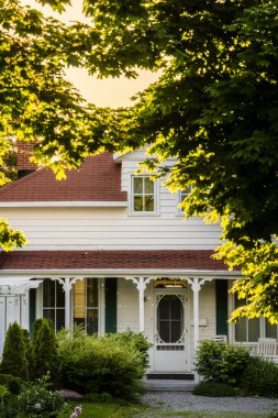 Kamouraska, Quebec, Kanada - 3 Temmuz 2024: Yaz mevsiminde tarihi nehir kenti