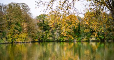 Bois de Vincennes, Fransa 'nın Paris kentinde Sonbahar Renkleri ile Picturesque Park