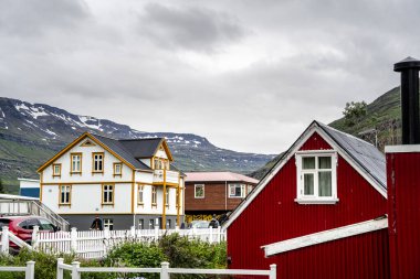 Seydisfjordur, İzlanda - 2 Temmuz 2024: Bulutlu havada tarihi köy, HDR Görüntü