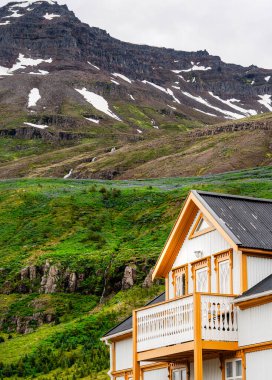 Seydisfjordur, İzlanda - 2 Temmuz 2024: Bulutlu havada tarihi köy, HDR Görüntü