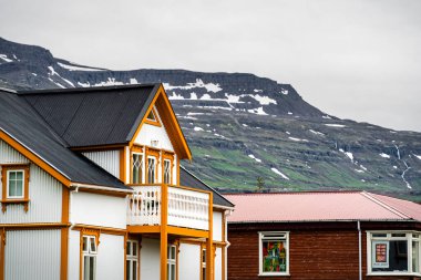 Seydisfjordur, İzlanda - 2 Temmuz 2024: Bulutlu havada tarihi köy, HDR Görüntü