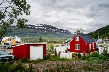 Seydisfjordur, İzlanda - 2 Temmuz 2024: Bulutlu havada tarihi köy, HDR Görüntü