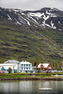 Seydisfjordur, İzlanda - 2 Temmuz 2024: Bulutlu havada tarihi köy, HDR Görüntü