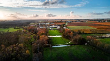 Medoc Peyzaj, Gironde, Fransa 'da balıkçı kulübeleri ve şaraphaneleri