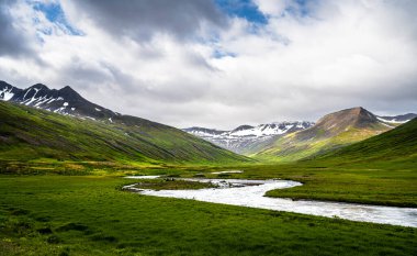 Myvatn Gölü yakınlarındaki Kuzey İzlanda manzarası