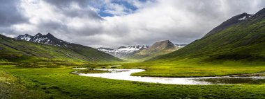 Myvatn Gölü yakınlarındaki Kuzey İzlanda manzarası