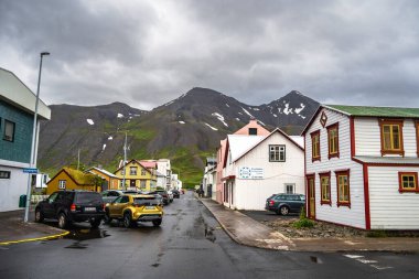 Siglufjordur, İzlanda - 23 Temmuz 2024: İzlanda 'da güzel bir balıkçı kasabası manzarası