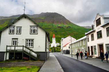 Siglufjordur, İzlanda - 23 Temmuz 2024: İzlanda 'da güzel bir balıkçı kasabası manzarası