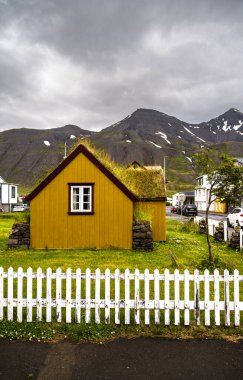 Siglufjordur, İzlanda - 23 Temmuz 2024: İzlanda 'da güzel bir balıkçı kasabası manzarası