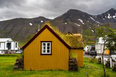 Siglufjordur, İzlanda - 23 Temmuz 2024: İzlanda 'da güzel bir balıkçı kasabası manzarası