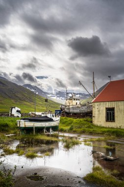 Siglufjordur, İzlanda - 23 Temmuz 2024: İzlanda 'da güzel bir balıkçı kasabası manzarası