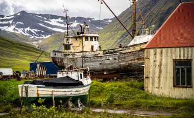 Siglufjordur, İzlanda - 23 Temmuz 2024: İzlanda 'da güzel bir balıkçı kasabası manzarası
