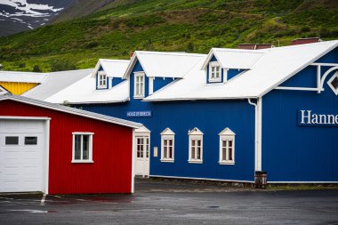 Siglufjordur, İzlanda - 23 Temmuz 2024: İzlanda 'da güzel bir balıkçı kasabası manzarası