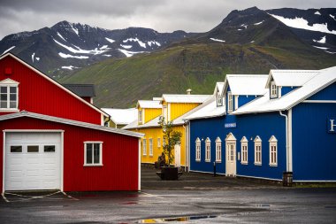 Siglufjordur, İzlanda - 23 Temmuz 2024: İzlanda 'da güzel bir balıkçı kasabası manzarası