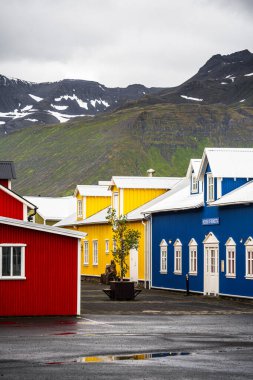 Siglufjordur, İzlanda - 23 Temmuz 2024: İzlanda 'da güzel bir balıkçı kasabası manzarası