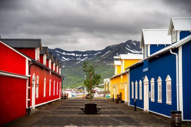Siglufjordur, İzlanda - 23 Temmuz 2024: İzlanda 'da güzel bir balıkçı kasabası manzarası