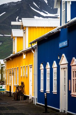 Siglufjordur, İzlanda - 23 Temmuz 2024: İzlanda 'da güzel bir balıkçı kasabası manzarası