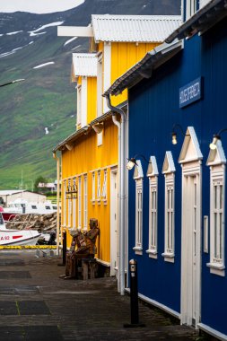 Siglufjordur, İzlanda - 23 Temmuz 2024: İzlanda 'da güzel bir balıkçı kasabası manzarası