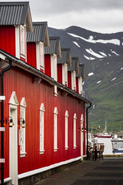 Siglufjordur, İzlanda - 23 Temmuz 2024: İzlanda 'da güzel bir balıkçı kasabası manzarası