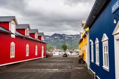 Siglufjordur, İzlanda - 23 Temmuz 2024: İzlanda 'da güzel bir balıkçı kasabası manzarası