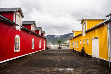 Siglufjordur, İzlanda - 23 Temmuz 2024: İzlanda 'da güzel bir balıkçı kasabası manzarası