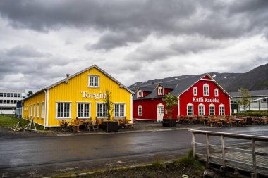 Siglufjordur, İzlanda - 23 Temmuz 2024: İzlanda 'da güzel bir balıkçı kasabası manzarası
