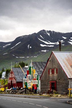 Siglufjordur, İzlanda - 23 Temmuz 2024: İzlanda 'da güzel bir balıkçı kasabası manzarası