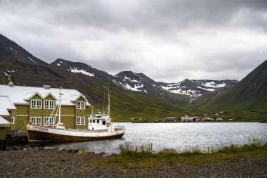 Siglufjordur, İzlanda - 23 Temmuz 2024: İzlanda 'da güzel bir balıkçı kasabası manzarası