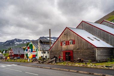Siglufjordur, İzlanda - 23 Temmuz 2024: İzlanda 'da güzel bir balıkçı kasabası manzarası