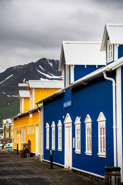 Siglufjordur, İzlanda - 23 Temmuz 2024: İzlanda 'da güzel bir balıkçı kasabası manzarası