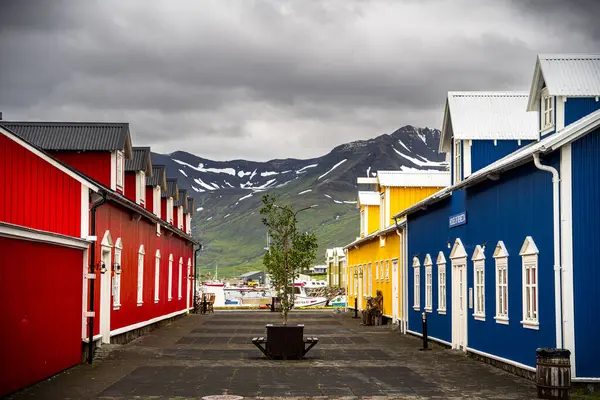 Siglufjordur, İzlanda - 23 Temmuz 2024: İzlanda 'da güzel bir balıkçı kasabası manzarası