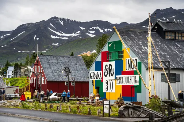 Siglufjordur, İzlanda - 23 Temmuz 2024: İzlanda 'da güzel bir balıkçı kasabası manzarası