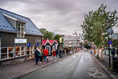 Reykjavik, İzlanda - 28 Temmuz 2024: Renkli binalarla tarihi şehir manzarası 
