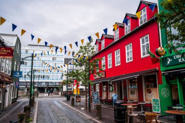 Reykjavik, İzlanda - 28 Temmuz 2024: Renkli binalarla tarihi şehir manzarası 