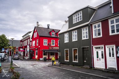 Reykjavik, İzlanda - 28 Temmuz 2024: Renkli binalarla tarihi şehir manzarası 