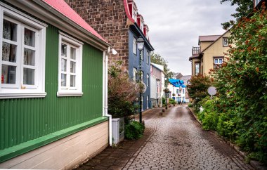 Reykjavik, İzlanda - 28 Temmuz 2024: Renkli binalarla tarihi şehir manzarası 