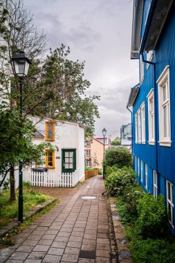 Reykjavik, İzlanda - 28 Temmuz 2024: Renkli binalarla tarihi şehir manzarası 